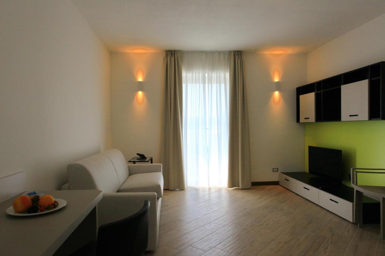 Hotel Ponti Angera Eksteriør bilde